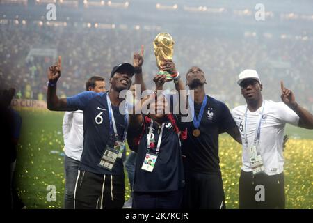 ©PHOTOPQR/LE PARISIEN/LP / ARNAUD JOURNOIS ; MOSCOU ; ; finale de la coupe du monde de football russe 2018 au stade Loujniki à Moscou. 15/07/2018. FRANCE - CROATIE / LA FAMILLE POGBA AU TOUR DE PAUL , YEO MORIBA SA SIMPLE ET SES FRERES FLORENTIN ET MATHIAS ( EN BLANC ) POSE AVEC LA coupe DU MONDE - DOSSIERS 2018 de la coupe du monde de football en Russie - Paul Pogba « menacé par des gangsters » - comme son frère (maintenant en prison) promet de faire des revendications « explosives » à son sujet Pogba est à quelques mois de la coupe du monde, Mais le footballeur de Juventus fait maintenant l'objet de revendications vagues et non étayées de sa part Banque D'Images