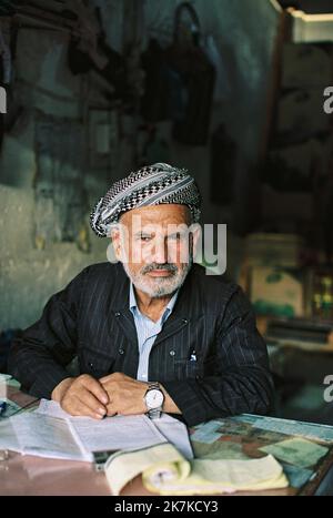 ©Thibault Savary / le Pictorium / MAXPPP - Erbil 30/10/2019 Thibault Savary / le Pictorium - 30/10/2019 - Irak / Kurdistan / Erbil - un posant pouvant être compilé pour un portrait dans le centre d'Erbil, au Kurdistan Irakien. / 30/10/2019 - Irak / Kurdistan / Erbil - un comptable posant pour un portrait à Erbil, Kurdistan irakien. Banque D'Images