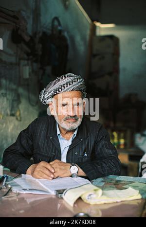 ©Thibault Savary / le Pictorium / MAXPPP - Erbil 30/10/2019 Thibault Savary / le Pictorium - 30/10/2019 - Irak / Kurdistan / Erbil - un posant pouvant être compilé pour un portrait dans le centre d'Erbil, au Kurdistan Irakien. / 30/10/2019 - Irak / Kurdistan / Erbil - un comptable posant pour un portrait à Erbil, Kurdistan irakien. Banque D'Images