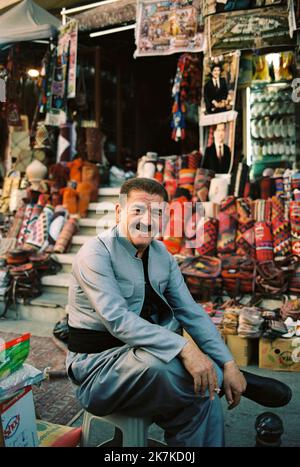 ©Thibault Savary / le Pictorium / MAXPPP - Erbil 30/10/2019 Thibault Savary / le Pictorium - 30/10/2019 - Irak / Kurdistan / Erbil - un venu de souvenirs et de tapis devant sa boutique a Erbil. / 30/10/2019 - Irak / Kurdistan / Erbil - Un vendeur de tapis et de souvenirs devant son magasin, à Erbil. Banque D'Images