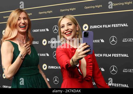 ©François Glories/MAXPPP - 22/09/2022 le Directeur général suisse ZFF Elke Mayer et un invité assistent à la projection du film Netflix « les nageurs » lors de la cérémonie d'ouverture du Festival du film de Zurich the18th à Zurich, Suisse. 22 septembre 2022. Banque D'Images