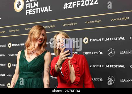 ©François Glories/MAXPPP - 22/09/2022 le Directeur général suisse ZFF Elke Mayer et un invité assistent à la projection du film Netflix « les nageurs » lors de la cérémonie d'ouverture du Festival du film de Zurich the18th à Zurich, Suisse. 22 septembre 2022. Banque D'Images