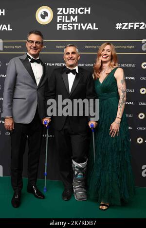 ©Francois Glories/MAXPPP - 22/09/2022 Directeur de ZFF Christian Jungen, Elke Mayer, Ignazio Cassis (Président de la Suisse), Corine Maur (Maire de Zurich) et des invités assistent sur le tapis vert pour la projection du film Netflix "les nageurs" lors de la cérémonie d'ouverture du Festival du film de Zurich the18th à Zurich, en Suisse. 22 septembre 2022. Banque D'Images