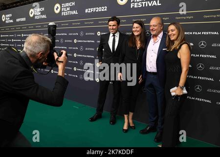 ©Francois Glories/MAXPPP - 22/09/2022 Directeur de ZFF Christian Jungen, Elke Mayer, Ignazio Cassis (Président de la Suisse), Corine Maur (Maire de Zurich) et des invités assistent sur le tapis vert pour la projection du film Netflix "les nageurs" lors de la cérémonie d'ouverture du Festival du film de Zurich the18th à Zurich, en Suisse. 22 septembre 2022. Banque D'Images