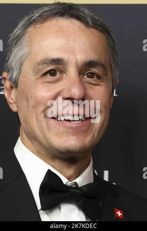 ©Francois Glories/MAXPPP - 22/09/2022 Directeur de ZFF Christian Jungen, Elke Mayer, Ignazio Cassis (Président de la Suisse), Corine Maur (Maire de Zurich) et des invités assistent sur le tapis vert pour la projection du film Netflix "les nageurs" lors de la cérémonie d'ouverture du Festival du film de Zurich the18th à Zurich, en Suisse. 22 septembre 2022. Banque D'Images