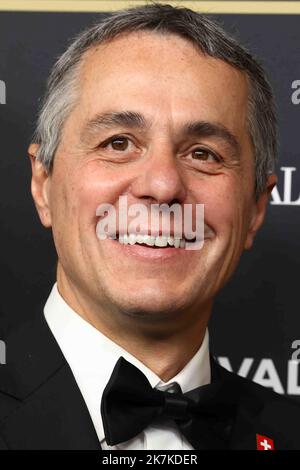 ©Francois Glories/MAXPPP - 22/09/2022 Directeur de ZFF Christian Jungen, Elke Mayer, Ignazio Cassis (Président de la Suisse), Corine Maur (Maire de Zurich) et des invités assistent sur le tapis vert pour la projection du film Netflix "les nageurs" lors de la cérémonie d'ouverture du Festival du film de Zurich the18th à Zurich, en Suisse. 22 septembre 2022. Banque D'Images