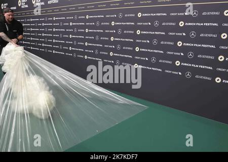 ©Francois Glories/MAXPPP - 22/09/2022 Directeur de ZFF Christian Jungen, Elke Mayer, Ignazio Cassis (Président de la Suisse), Corine Maur (Maire de Zurich) et des invités assistent sur le tapis vert pour la projection du film Netflix "les nageurs" lors de la cérémonie d'ouverture du Festival du film de Zurich the18th à Zurich, en Suisse. 22 septembre 2022. Banque D'Images