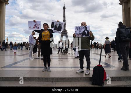 ©PHOTOPQR/LE PARISIEN/Aleister Denni ; ; 25/09/2022 ; Parvis des droits de l'Homme, Trocadéro, Paris XVI, le dimande 25 septembre 2022. Une manifestation est organisée en soutien aux femmes iranennes et pour les libertés du peuple d'Iran. La LICRA appelle à la solidarité et à la mobilisation contre la violence obscurantiste ! This manifestation a lieu a dizaine de jour après le départ de Mahsa Amini, représentée par la police des mœurs iranienne pour 'tenue indécente'. Photo : manifestation LP/Aleister Denni en faveur des femmes iraniennes à Paris sur 25 septembre Banque D'Images