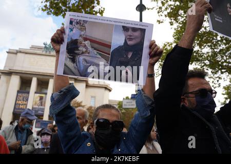 ©PHOTOPQR/LE PARISIEN/Aleister Denni ; ; 25/09/2022 ; Parvis des droits de l'Homme, Trocadéro, Paris XVI, le dimande 25 septembre 2022. Une manifestation est organisée en soutien aux femmes iranennes et pour les libertés du peuple d'Iran. La LICRA appelle à la solidarité et à la mobilisation contre la violence obscurantiste ! This manifestation a lieu a dizaine de jour après le départ de Mahsa Amini, représentée par la police des mœurs iranienne pour 'tenue indécente'. Photo : manifestation LP/Aleister Denni en faveur des femmes iraniennes à Paris sur 25 septembre Banque D'Images