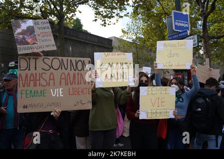 ©PHOTOPQR/LE PARISIEN/Aleister Denni ; ; 25/09/2022 ; Parvis des droits de l'Homme, Trocadéro, Paris XVI, le dimande 25 septembre 2022. Une manifestation est organisée en soutien aux femmes iranennes et pour les libertés du peuple d'Iran. La LICRA appelle à la solidarité et à la mobilisation contre la violence obscurantiste ! This manifestation a lieu a dizaine de jour après le départ de Mahsa Amini, représentée par la police des mœurs iranienne pour 'tenue indécente'. Photo : manifestation LP/Aleister Denni en faveur des femmes iraniennes à Paris sur 25 septembre Banque D'Images