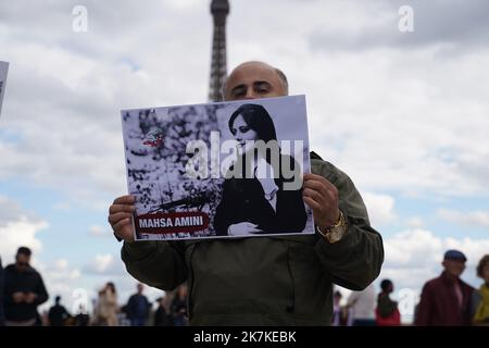 ©PHOTOPQR/LE PARISIEN/Aleister Denni ; ; 25/09/2022 ; Parvis des droits de l'Homme, Trocadéro, Paris XVI, le dimande 25 septembre 2022. Une manifestation est organisée en soutien aux femmes iranennes et pour les libertés du peuple d'Iran. La LICRA appelle à la solidarité et à la mobilisation contre la violence obscurantiste ! This manifestation a lieu a dizaine de jour après le départ de Mahsa Amini, représentée par la police des mœurs iranienne pour 'tenue indécente'. Photo : manifestation LP/Aleister Denni en faveur des femmes iraniennes à Paris sur 25 septembre Banque D'Images