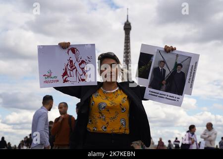 ©PHOTOPQR/LE PARISIEN/Aleister Denni ; ; 25/09/2022 ; Parvis des droits de l'Homme, Trocadéro, Paris XVI, le dimande 25 septembre 2022. Une manifestation est organisée en soutien aux femmes iranennes et pour les libertés du peuple d'Iran. La LICRA appelle à la solidarité et à la mobilisation contre la violence obscurantiste ! This manifestation a lieu a dizaine de jour après le départ de Mahsa Amini, représentée par la police des mœurs iranienne pour 'tenue indécente'. Photo : manifestation LP/Aleister Denni en faveur des femmes iraniennes à Paris sur 25 septembre Banque D'Images