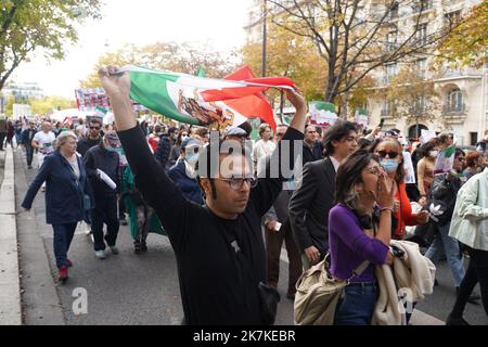 ©PHOTOPQR/LE PARISIEN/Aleister Denni ; ; 25/09/2022 ; Parvis des droits de l'Homme, Trocadéro, Paris XVI, le dimande 25 septembre 2022. Une manifestation est organisée en soutien aux femmes iranennes et pour les libertés du peuple d'Iran. La LICRA appelle à la solidarité et à la mobilisation contre la violence obscurantiste ! This manifestation a lieu a dizaine de jour après le départ de Mahsa Amini, représentée par la police des mœurs iranienne pour 'tenue indécente'. Photo : manifestation LP/Aleister Denni en faveur des femmes iraniennes à Paris sur 25 septembre Banque D'Images