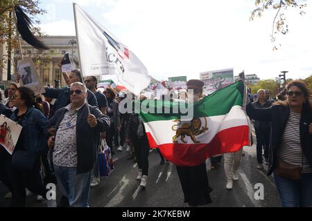 ©PHOTOPQR/LE PARISIEN/Aleister Denni ; ; 25/09/2022 ; Parvis des droits de l'Homme, Trocadéro, Paris XVI, le dimande 25 septembre 2022. Une manifestation est organisée en soutien aux femmes iranennes et pour les libertés du peuple d'Iran. La LICRA appelle à la solidarité et à la mobilisation contre la violence obscurantiste ! This manifestation a lieu a dizaine de jour après le départ de Mahsa Amini, représentée par la police des mœurs iranienne pour 'tenue indécente'. Photo : manifestation LP/Aleister Denni en faveur des femmes iraniennes à Paris sur 25 septembre Banque D'Images