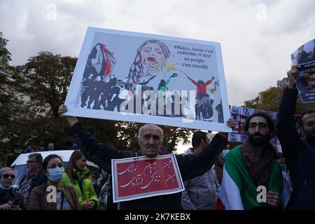 ©PHOTOPQR/LE PARISIEN/Aleister Denni ; ; 25/09/2022 ; Parvis des droits de l'Homme, Trocadéro, Paris XVI, le dimande 25 septembre 2022. Une manifestation est organisée en soutien aux femmes iranennes et pour les libertés du peuple d'Iran. La LICRA appelle à la solidarité et à la mobilisation contre la violence obscurantiste ! This manifestation a lieu a dizaine de jour après le départ de Mahsa Amini, représentée par la police des mœurs iranienne pour 'tenue indécente'. Photo : manifestation LP/Aleister Denni en faveur des femmes iraniennes à Paris sur 25 septembre Banque D'Images