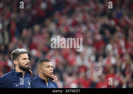 ©PHOTOPQR/LE PARISIEN/LP / Arnaud Journois ; COPENHAGUE ; 25/09/2022 ; FOOTBALL , LIGUE DES NATIONS UEFA , 25/09/2022 , COPENHAGUE ( DANEMARK ) , STADE TELIA PARKEN / DANEMARK - FRANCE / Olivier irur et Kylian Mbappé lors des hymnes. PHOTO LP/ARNAUD JOURNOIS match de football de la Ligue des Nations de l'UEFA entre le Danemark et la France à Copenhague sur 25 septembre 2022. Banque D'Images