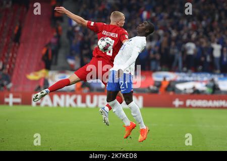 ©PHOTOPQR/LE PARISIEN/LP / Arnaud Journois ; COPENHAGUE ; 25/09/2022 ; FOOTBALL , LIGUE DES NATIONS UEFA , 25/09/2022 , COPENHAGUE ( DANEMARK ) , STADE TELIA PARKEN / DANEMARK - FRANCE / Rasmus Kristensen et Ferland Mendy. PHOTO LP/ARNAUD JOURNOIS match de football de la Ligue des Nations de l'UEFA entre le Danemark et la France à Copenhague sur 25 septembre 2022. Banque D'Images