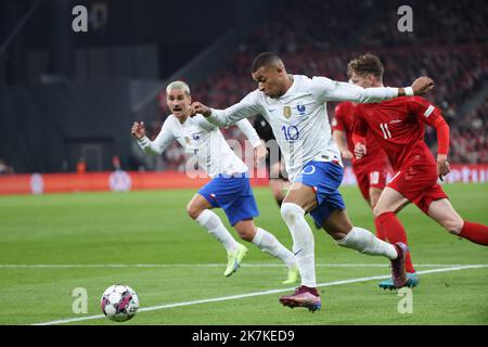 ©PHOTOPQR/LE PARISIEN/LP / ARNAUD JOURNOIS ; COPENHAGUE ; 25/09/2022 ; FOOTBALL , LIGUE DES NATIONS UEFA , 25/09/2022 , COPENHAGUE ( DANEMARK ) , STADE TELIA PARKEN / DANEMARK - FRANCE / KYLIAN MBAPPÉ. PHOTO LP/ARNAUD JOURNOIS match de football de la Ligue des Nations de l'UEFA entre le Danemark et la France à Copenhague sur 25 septembre 2022. Banque D'Images