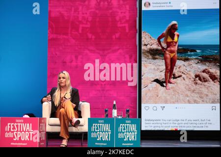 ©Pierre Teyssot/MAXPPP ; Lindsey Vonn rencontre Sofia Goggia à trente, Italie sur 25 septembre 2022. LINDSEY Vonn, star olympique DE ski DES ÉTATS-UNIS rencontrez Sofia Goggia, italienne, au Festival sportif « il Festival dello Sport » Lindsey Vonn. Â© Pierre Teyssot / Maxppp Banque D'Images