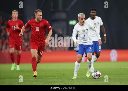 ©PHOTOPQR/LE PARISIEN/LP / Arnaud Journois ; COPENHAGUE ; 25/09/2022 ; FOOTBALL , LIGUE DES NATIONS UEFA , 25/09/2022 , COPENHAGUE ( DANEMARK ) , STADE TELIA PARKEN / DANEMARK - FRANCE / Christian Eriksen et Antoine Griezmann. PHOTO LP/ARNAUD JOURNOIS match de football de la Ligue des Nations de l'UEFA entre le Danemark et la France à Copenhague sur 25 septembre 2022. Banque D'Images