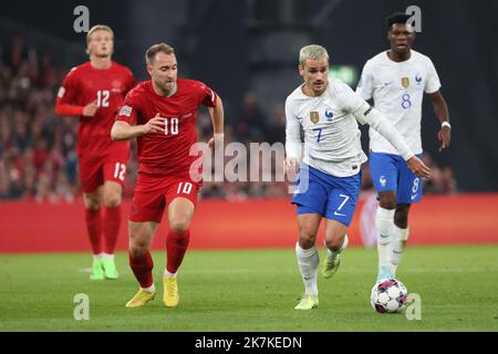 ©PHOTOPQR/LE PARISIEN/LP / Arnaud Journois ; COPENHAGUE ; 25/09/2022 ; FOOTBALL , LIGUE DES NATIONS UEFA , 25/09/2022 , COPENHAGUE ( DANEMARK ) , STADE TELIA PARKEN / DANEMARK - FRANCE / Christian Eriksen et Antoine Griezmann. PHOTO LP/ARNAUD JOURNOIS match de football de la Ligue des Nations de l'UEFA entre le Danemark et la France à Copenhague sur 25 septembre 2022. Banque D'Images