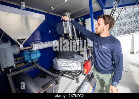 ©PHOTOPQR/NICE MATIN/Camille Dodet ; Marseille ; 28/09/2022 ; Nice matin / PQR / le 28/09/2022 visite du Plastic Odyssey avec Alexandre Dechelotte co fondeur Plastic Odyssey / pendentif trois ans le navire va lutter contre les dechets plastique dans le monde il est amare sur l'esplanade du J4 au pied du Mucem - Plastic Odyssey lance un mission d'exploration dans les zones les plus touchées par la pollution plastique. L'objectif ? Découvrez des solutions pour lutter contre la pollution plastique et expérimentez des modèles innovants à plus petite échelle pour les reproduire dans d'autres territoires. 3 continents, 30 villes – et Banque D'Images