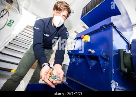 ©PHOTOPQR/NICE MATIN/Camille Dodet ; Marseille ; 28/09/2022 ; Nice matin / PQR / le 28/09/2022 visite du Plastic Odyssey avec Alexandre Dechelotte co fondeur Plastic Odyssey / pendentif trois ans le navire va lutter contre les dechets plastique dans le monde il est amare sur l'esplanade du J4 au pied du Mucem - Plastic Odyssey lance un mission d'exploration dans les zones les plus touchées par la pollution plastique. L'objectif ? Découvrez des solutions pour lutter contre la pollution plastique et expérimentez des modèles innovants à plus petite échelle pour les reproduire dans d'autres territoires. 3 continents, 30 villes – et Banque D'Images