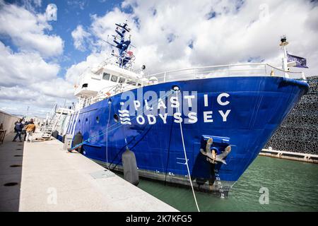 ©PHOTOPQR/NICE MATIN/Camille Dodet ; Marseille ; 28/09/2022 ; Nice matin / PQR / le 28/09/2022 visite du Plastic Odyssey avec Alexandre Dechelotte co fondeur Plastic Odyssey / pendentif trois ans le navire va lutter contre les dechets plastique dans le monde il est amare sur l'esplanade du J4 au pied du Mucem - Plastic Odyssey lance un mission d'exploration dans les zones les plus touchées par la pollution plastique. L'objectif ? Découvrez des solutions pour lutter contre la pollution plastique et expérimentez des modèles innovants à plus petite échelle pour les reproduire dans d'autres territoires. 3 continents, 30 villes – et Banque D'Images