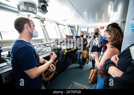 ©PHOTOPQR/NICE MATIN/Camille Dodet ; Marseille ; 28/09/2022 ; Nice matin / PQR / le 28/09/2022 visite du Plastic Odyssey avec Alexandre Dechelotte co fondeur Plastic Odyssey / pendentif trois ans le navire va lutter contre les dechets plastique dans le monde il est amare sur l'esplanade du J4 au pied du Mucem - Plastic Odyssey lance un mission d'exploration dans les zones les plus touchées par la pollution plastique. L'objectif ? Découvrez des solutions pour lutter contre la pollution plastique et expérimentez des modèles innovants à plus petite échelle pour les reproduire dans d'autres territoires. 3 continents, 30 villes – et Banque D'Images