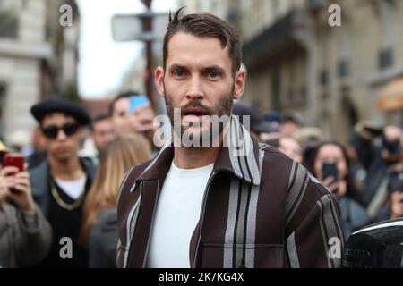 ©Pierre Teyssot/MAXPPP ; 2022 Paris Fashion week S/S 23 invités . Paris, France sur 30 septembre 2022. VIP, modèles et invités arrivée, Simon porte Jacquemus © Pierre Teyssot / Maxppp Banque D'Images