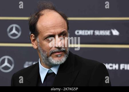 ©François Glories/MAXPPP - 30/09/2022 réalisateur italien Luca Guadagnino (acteurs ou autres sur sa chemise ?) Participe au photocall « BONES AND ALL » lors du Festival du film de Zurich 18th à Kino Corso à Zurich, en Suisse. 30 septembre 2022. Banque D'Images