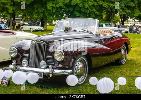 BADEN BADEN, ALLEMAGNE - JUILLET 2019: SUNBEAM-TALBOT noir brun foncé 90 MkII MK2 cabrio roadster 1950 1952, réunion oldtimer à Kurpark. Banque D'Images