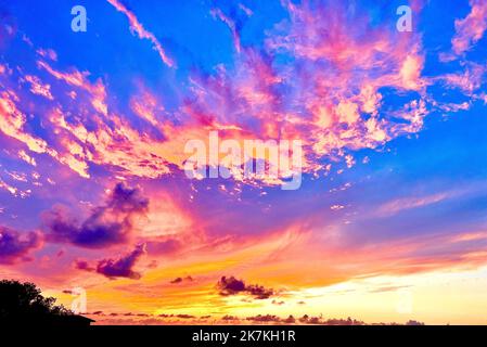 ©PHOTOPQR/l'ALSACE/Vanessa MEYER ; ; 03/10/2022 ; un coup de soleil dans un ciel nuageux. Coucher de soleil nuageux Banque D'Images