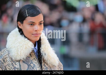 ©Pierre Teyssot/MAXPPP ; 2022 Paris Fashion week S/S 23 invités au Miu Mau Fashion Show. Paris, France sur 4 octobre 2022. VIP, modèles et invités arrivée, Tina Kunakey © Pierre Teyssot / Maxppp Banque D'Images