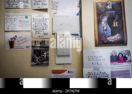 ©Olivier Donnars / le Pictorium/MAXPPP - Paris 10/01/2015 Olivier Donnars / le Pictorium - 10/1/2015 - France / Ile-de-France / Paris - 10 janvier 2015 : Alain est séropositif au VIH depuis plus de 25 ans. Les Quelques mot du maire de Paris et du 11E arrondissement sont les seules traces de sa vie sociale. Paris (75), France. / 10/1/2015 - France / Ile-de-France (région) / Paris - Alain est séropositif depuis plus de 25 ans. Quelques mots du maire de Paris et de l'arrondissement de 11th sont les seules traces de sa vie sociale. Banque D'Images