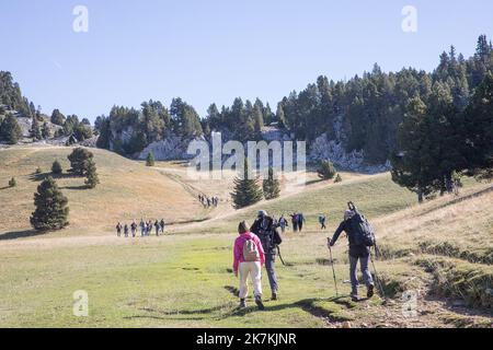 ©PHOTOPQR/LE DAUPHINE/Fabrice ANTERION ; Saint-Agnan-en-Vercors ; 05/10/2022 ; le Dauphine Libere - photo Fabrice ANTERION , Saint Agnan (Drome), Jasse de Peyre Rouge, le 05.10.2022. Jornee Particiative de ramassages de déchets militaires (obus inertes), avec les éco-gardes, dans la réserve naturelle des hauts plateaux du Vercors. En effet de 1954 au milieu des années 1970 , des zone de tir ont ete crees a Peyre Rouge - Vercors, Middle eatsren France, oct 5th 2022 opération de nettoyage dans les Vercors. Ce mercredi, 5 octobre, une trentaine de personnes invitées par les gardes de la réserve naturelle. Tous d Banque D'Images