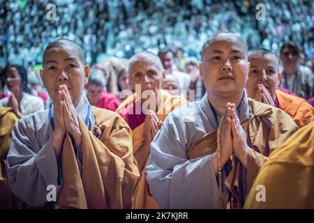 ©Olivier Donnars / le Pictorium/MAXPPP - 18/09/2016 Olivier Donnars / le Pictorium - 18/09/2016 - France - 18 septembre 2016 : Nonnes vietnamiennes Lors de la voie d'initiation du Dalaï Lama. La libération conditionnelle du maître spirituel fait l'objet d'une grande dévotion parmi les moines et nonnes. Zénith de Strasbourg (67), France. / 18/09/2016 - France - 18 septembre 2016: Nonnes vietnamiennes à la session d'initiation du Dalaï Lama. Chaque parole du maître spirituel fait l'objet d'une grande dévotion parmi les moines et les religieuses. Zénith de Strasbourg (67), France. Banque D'Images