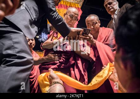 ©Olivier Donnars / le Pictorium/MAXPPP - 18/09/2016 Olivier Donnars / le Pictorium - 18/09/2016 - France - 18 septembre 2016 : la communauté tibetaine est particularisement presente, n'hésitant pas à aller s'adresser un son maudit. / 18/09/2016 - France - 18 septembre 2016: La communauté tibétaine est particulièrement présente, n'hésitant pas à aller s'adresser à leur maître spirituel. Banque D'Images