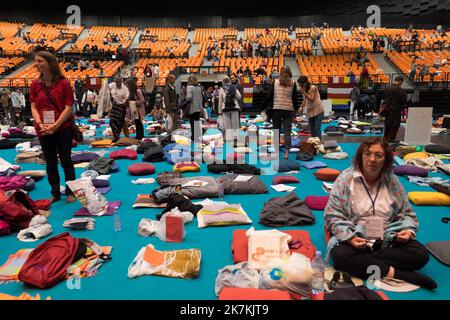 ©Olivier Donnars / le Pictorium/MAXPPP - 18/09/2016 Olivier Donnars / le Pictorium - 18/09/2016 - France - 18 septembre 2016 : Zénith de Strasbourg a la fin de l'enseignement ne par le Dalaï Lama, suivi aussi bien par des accessoires du bouddhisme que des sympathisants a la recherche d'une nouvelle spirale plus centrale sur eux-memes. Strasbourg (67), France. / 18/09/2016 - France - 18 septembre 2016: Zénith de Strasbourg à la fin de l'enseignement donné par le Dalaï Lama, suivi aussi bien par les adeptes du bouddhisme en tant que sympathisants à la recherche d'une nouvelle spiritualité plus centrée sur eux-mêmes. Banque D'Images