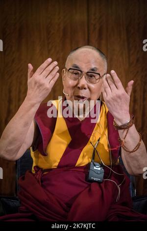 ©Olivier Donnars / le Pictorium/MAXPPP - Labastide-Saint-Georges 13/09/2016 Olivier Donnars / le Pictorium - 13/09/2016 - France / Labastide-Saint-Georges - 13 septembre 2016 : Tenzin GYATSO, 81 ans, 14E DALAÏ LAMA est en visite en France. Paris (75), France. 13 septembre 2016 : Tenzin GYATSO, 81 ans, le DALAÏ LAMA en 14th. Paris (75), France . / 13/09/2016 - France / Labastide-Saint-Georges - 13 septembre 2016 : Tenzin GYATSO, 81 ans, le 14E DALAÏ LAMA. Paris (75), France . Banque D'Images