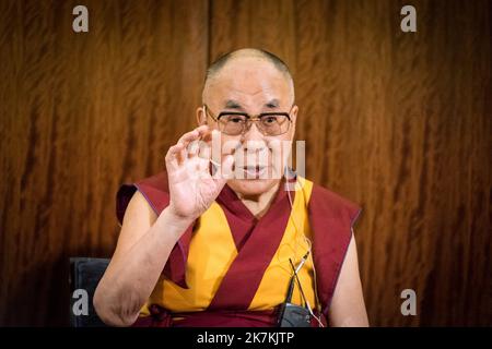 ©Olivier Donnars / le Pictorium/MAXPPP - Labastide-Saint-Georges 13/09/2016 Olivier Donnars / le Pictorium - 13/09/2016 - France / Labastide-Saint-Georges - 13 septembre 2016 : Tenzin GYATSO, 81 ans, 14E DALAÏ LAMA est en visite en France. Paris (75), France. 13 septembre 2016: Tenzin GYATSO, 81 ans, le DALAÏ LAMA de 14th. Paris (75), France. / 13/09/2016 - France / Labastide-Saint-Georges - 13 septembre 2016 : Tenzin GYATSO, 81 ans, le 14E DALAÏ LAMA. Paris (75), France . Banque D'Images