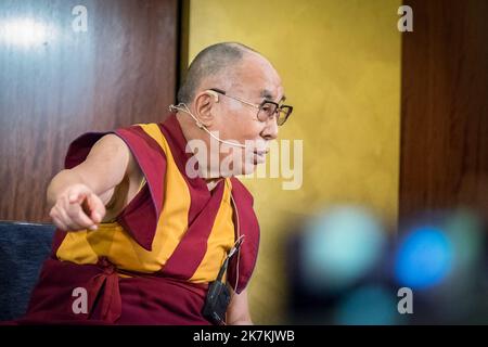 ©Olivier Donnars / le Pictorium/MAXPPP - Labastide-Saint-Georges 13/09/2016 Olivier Donnars / le Pictorium - 13/09/2016 - France / Labastide-Saint-Georges - 13 septembre 2016 : Tenzin GYATSO, 81 ans, 14E DALAÏ LAMA est en visite en France. Paris (75), France. 13 septembre 2016: Tenzin GYATSO, 81 ans, le DALAÏ LAMA de 14th. Paris (75), France. / 13/09/2016 - France / Labastide-Saint-Georges - 13 septembre 2016 : Tenzin GYATSO, 81 ans, le 14E DALAÏ LAMA. Paris (75), France . Banque D'Images