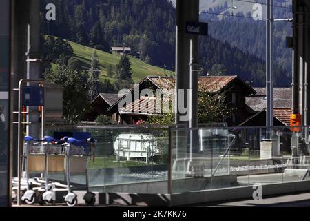 ©François Glories/MAXPPP - 21/09/2022 la gare de Gstaad, dans la localité de Gstaad, appartenait à la commune suisse de Saanen, dans le canton de Berne. Il est situé à une altitude de 1 049,1 mètres. Servi par le MOB (Montreux Oberland Bernois) avec son train panoramique GoldenPass Express. Gstaad Suisse. 09 novembre 2022 Banque D'Images