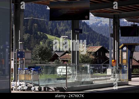 ©François Glories/MAXPPP - 20/09/2022 la gare de Gstaad, dans la localité de Gstaad, appartenait à la commune suisse de Saanen, dans le canton de Berne. Il est situé à une altitude de 1 049,1 mètres. Servi par le MOB (Montreux Oberland Bernois) avec son train panoramique GoldenPass Express. Gstaad Suisse. 09 novembre 2022 Banque D'Images