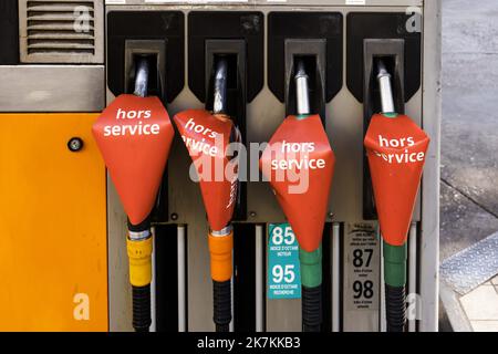 ©PHOTOPQR/LE PARISIEN/olivier corsan ; Issy-les-Moulineaux ; 09/10/2022 ; Issy-les-Moulineaux, 92, France, le 9 octobre 2022. Pénurie de Carburant dans les stations essences d'Ile-de-France, comme ici à Issy-les-Moulineaux où les stations sont en rupture d'essence et desertées par leur clientèle. Photo : LP /Olivier Corsan - Issy les Moulineaux, France, oct 9th 2022 les stations-service Total Energie sont à court d'essence en raison de prix bas et d'une grève des raffineries. Banque D'Images