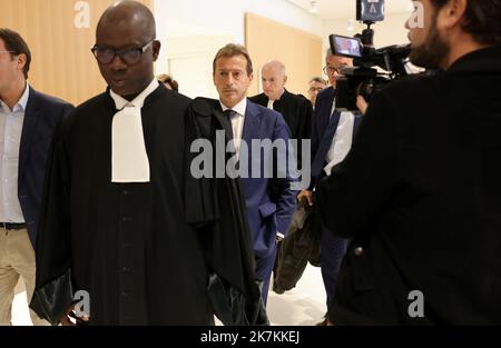 ©PHOTOPQR/LE PARISIEN/Olivier Lejeune ; Paris ; 10/10/2022 ; 13 ans après le crash du vol RIO-PARIS la compagnie AIR FRANCE et l'avionneur Air bus doivent être jugés pour les homicides involutifs au palais de Justice de Paris. GUILLAUME FAURIE et SON AVOCAT SIMON NDDIAYE PDG AVION-BUS Premier jour des neuf semaines d'essai de l'AF 447 de Rio-Paris au Palais de Justice à Paris, France, 10 octobre 2022. Air France et Airbus font l'objet d'un procès d'homicide involontaire coupable après qu'un avion de A330 jets en route de Rio de Janeiro à Paris s'est écrasé dans l'océan Atlantique le 01 juin 2009, tuant les 228 personnes à bord. Banque D'Images