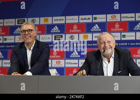 ©Mourad ALLILI/MAXPPP - 10/10/2022 le président de l'Olympique Lyonnais, Jean Michel Aulas Gestures, s'adonne à une conférence de presse pour la présentation du nouvel entraîneur Laurent blanc au Centre d'entraînement du Stade Groupama à Decines-Charpieu près de Lyon, dans l'est de la France, sur 10 octobre 2022. Banque D'Images