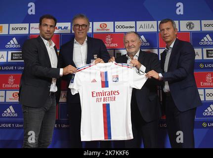 ©Mourad ALLILI/MAXPPP - 10/10/2022 le nouvel entraîneur de l'Olympique Lyonnais, français Laurent blanc (2ndL), pose avec le maillot de son équipe avec le directeur du recrutement des LO, Bruno Cheyrou (L), Olympique Lyonnais Président français Jean-Michel Aulas (3rdL) et Directeur général adjoint de l'Olympique Lyonnais Vincent Ponsot (R) lors d'une conférence de presse au Centre de formation du Stade Groupama à Decines-Charpieu près de Lyon, dans l'est de la France, sur 10 octobre 2022. Banque D'Images