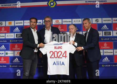 ©Mourad ALLILI/MAXPPP - 10/10/2022 le nouvel entraîneur de l'Olympique Lyonnais, français Laurent blanc (2ndL), pose avec le maillot de son équipe avec le directeur du recrutement des LO, Bruno Cheyrou (L), Olympique Lyonnais Président français Jean-Michel Aulas (3rdL) et Directeur général adjoint de l'Olympique Lyonnais Vincent Ponsot (R) lors d'une conférence de presse au Centre de formation du Stade Groupama à Decines-Charpieu près de Lyon, dans l'est de la France, sur 10 octobre 2022. Banque D'Images