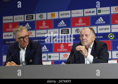 ©Mourad ALLILI/MAXPPP - 10/10/2022 le président de l'Olympique Lyonnais, Jean Michel Aulas Gestures, s'adonne à une conférence de presse pour la présentation du nouvel entraîneur Laurent blanc au Centre d'entraînement du Stade Groupama à Decines-Charpieu près de Lyon, dans l'est de la France, sur 10 octobre 2022. Banque D'Images